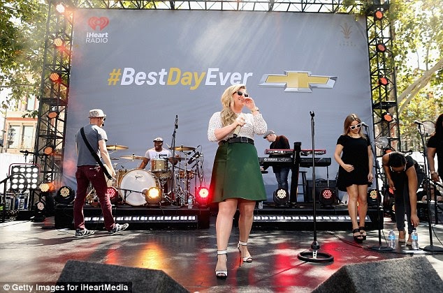 Kelly Clarkson performs as part of the Chevorlet Bestdayever campaign - © Getty Images for iHeartMedia